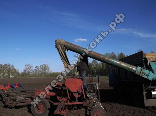 ЗИЛ-130. Заправка зерном сеялки СЗП-3,6А. Посевная кампания 2013