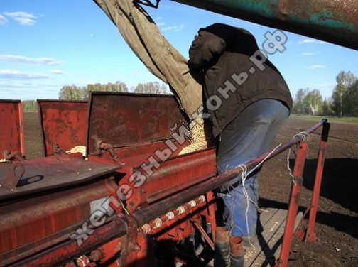 ЗИЛ-130. Заправка зерном сеялки СЗП-3,6А. Посевная кампания 2013