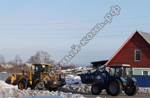 буксировка трактора МТЗ-892 фронтальным погрузчиком XCMG LW300F фото