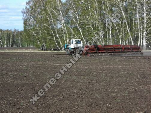 Посевная кампания 2013 на Алтае. Трактор Т-150К с сеялкой СЗП-3,6А фото