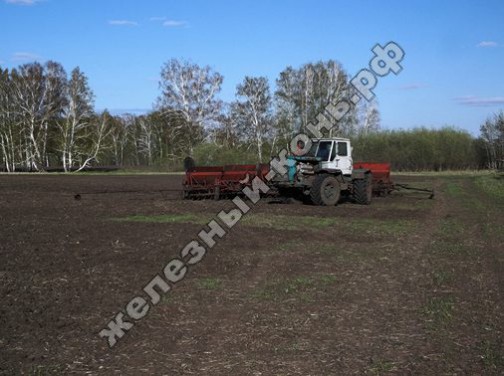 Посевная кампания 2013 на Алтае. Трактор Т-150К с сеялкой СЗП-3,6А фото