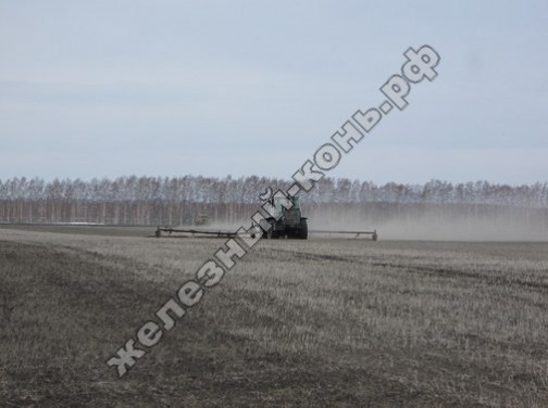 Трактор Т-150К. Ранневесеннее боронование фото