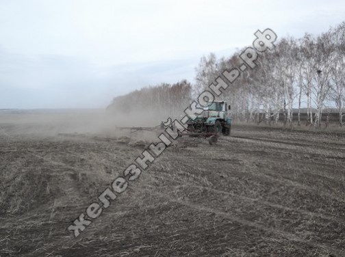 Трактор Т-150К. Ранневесеннее боронование фото