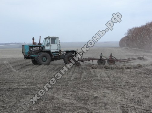 Трактор Т-150К. Ранневесеннее боронование фото