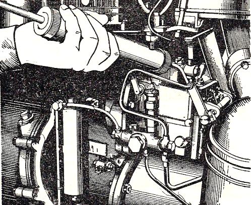 Масло в двигатель трактора т. Заливная горловина КПП МТЗ 82.1. МТЗ-82 доливка масла в двигателе. Система смазки заливные отверстия МТЗ 80. Топливный насос трактора ДТ 20.