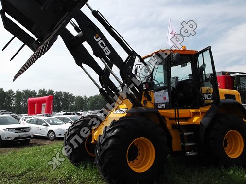 Колёсный фронтальный погрузчик JCB Farm Master Agri 434s