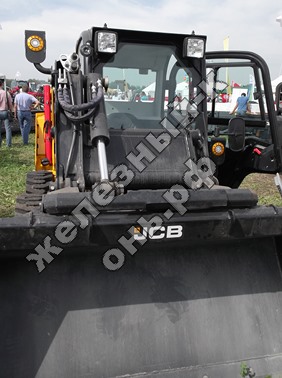 Мини-погрузчик с бортовым поворотом JCB 155