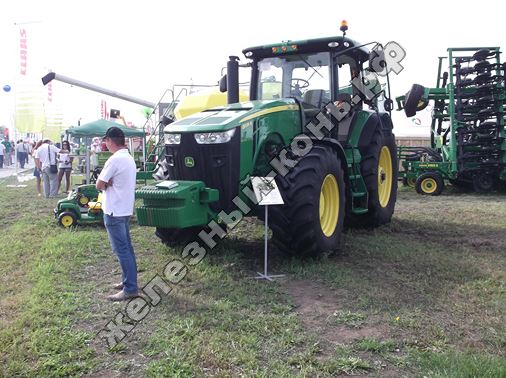 Трактор John Deere 8335R