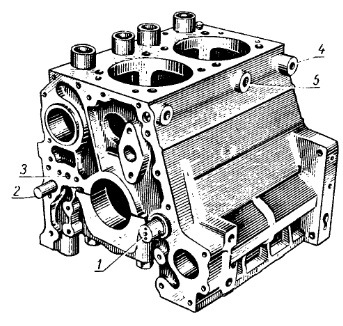 Блок-картер (вид спереди) двигателя Д-21 трактора Т-25